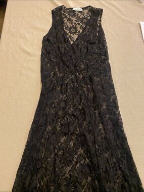 Susamusa London  - Black Lace Midi Dress with V-Neck